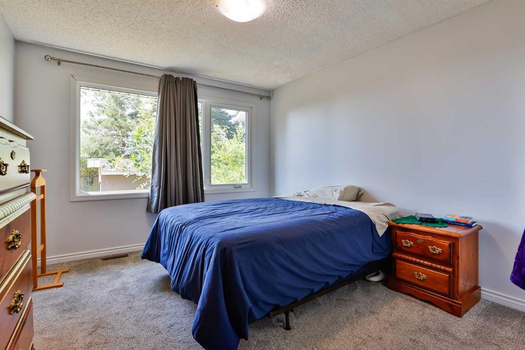 425 Cottonwood Drive, Vulcan, AB - Indoor Photo Showing Bedroom