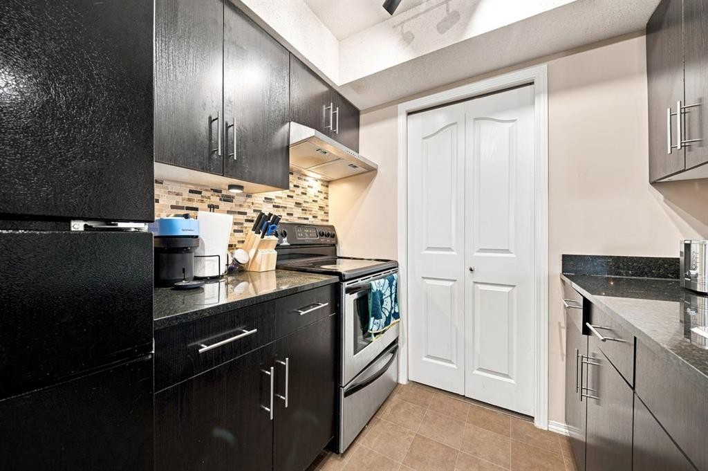 413-7210 80 Avenue Ne, Calgary, AB - Indoor Photo Showing Kitchen