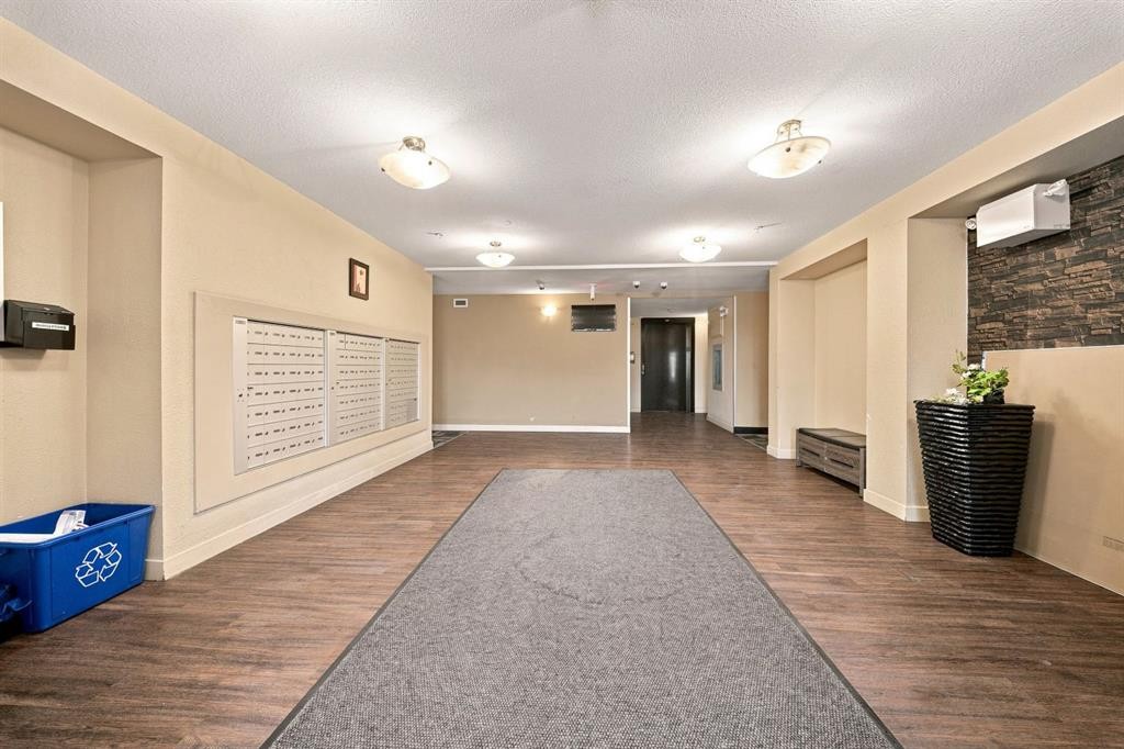 413-7210 80 Avenue Ne, Calgary, AB - Indoor Photo Showing Other Room