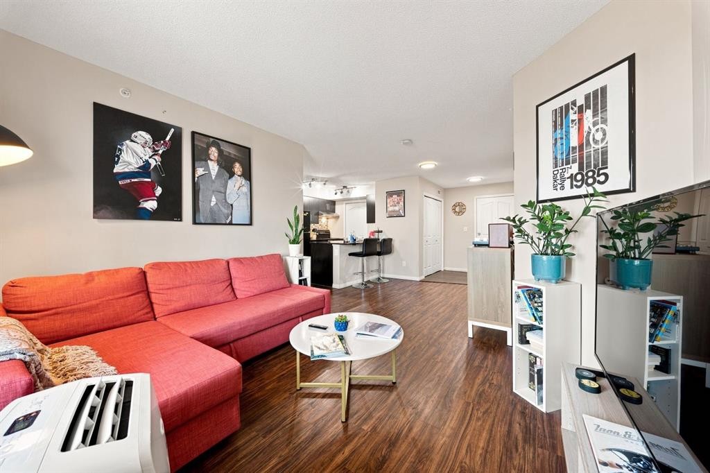 413-7210 80 Avenue Ne, Calgary, AB - Indoor Photo Showing Living Room