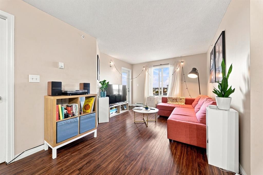 413-7210 80 Avenue Ne, Calgary, AB - Indoor Photo Showing Living Room