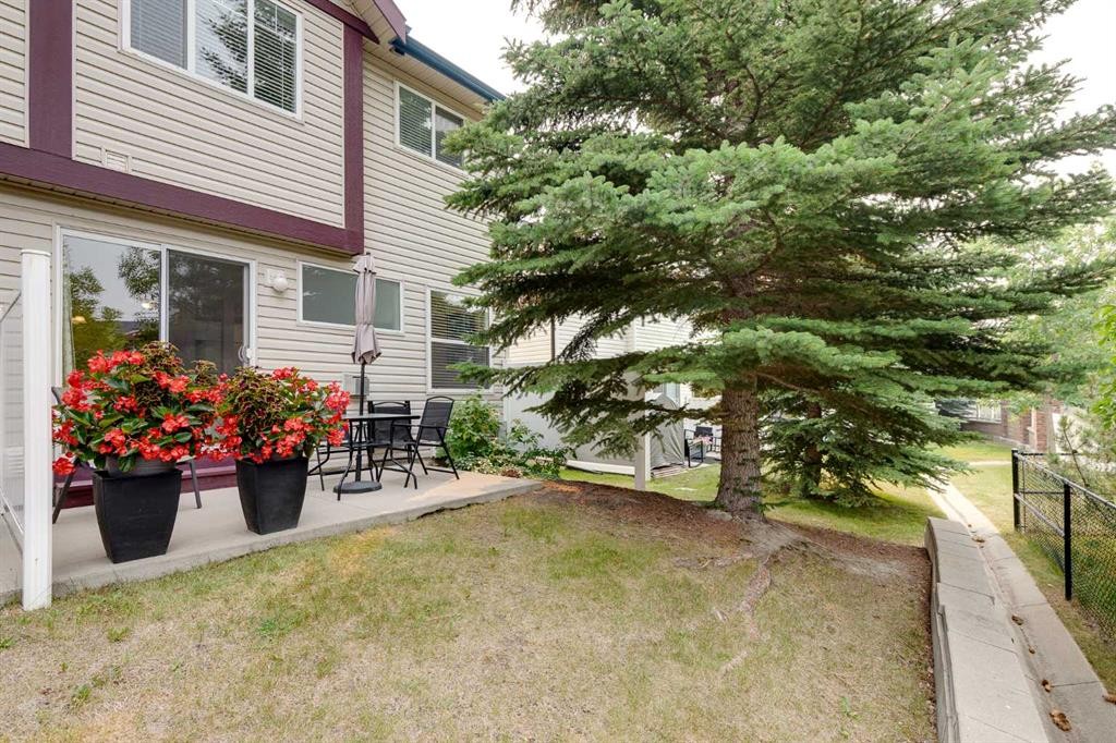 17 Country Village Circle Ne, Calgary, AB - Outdoor