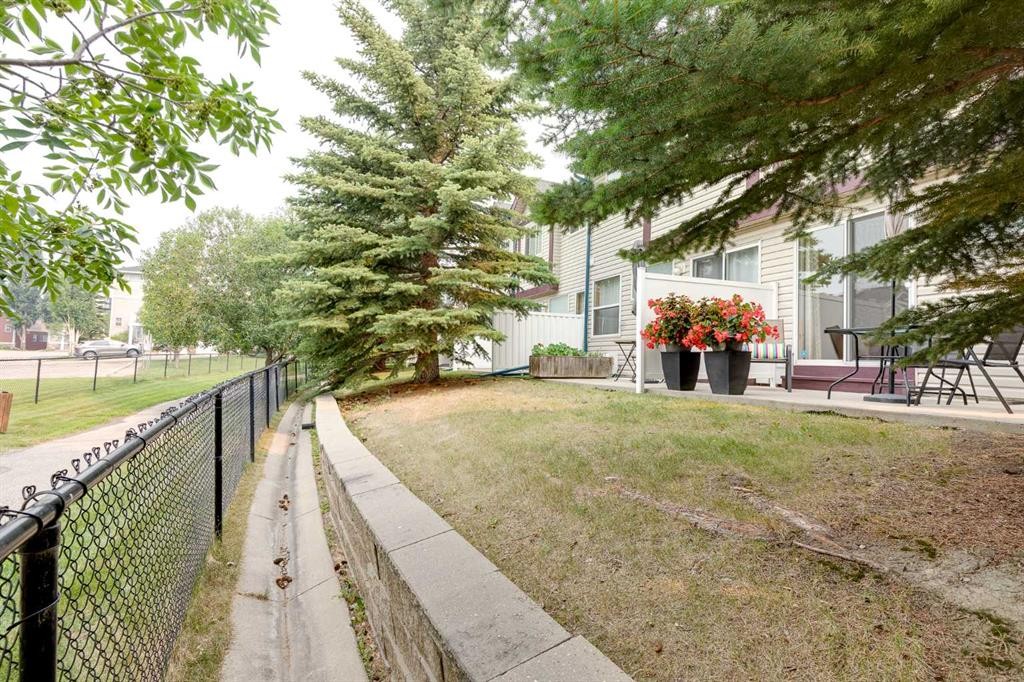 17 Country Village Circle Ne, Calgary, AB - Outdoor