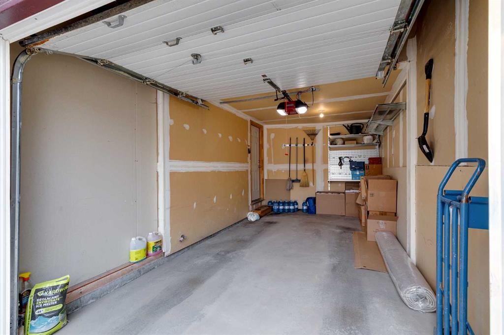 17 Country Village Circle Ne, Calgary, AB - Indoor Photo Showing Garage
