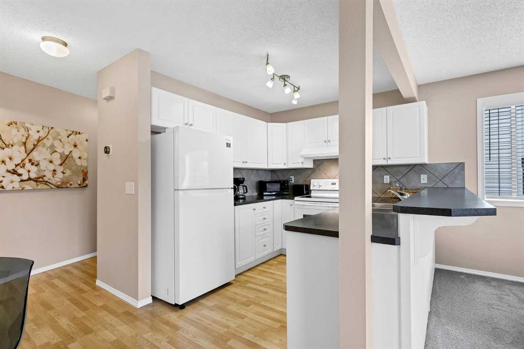 17 Country Village Circle Ne, Calgary, AB - Indoor Photo Showing Kitchen