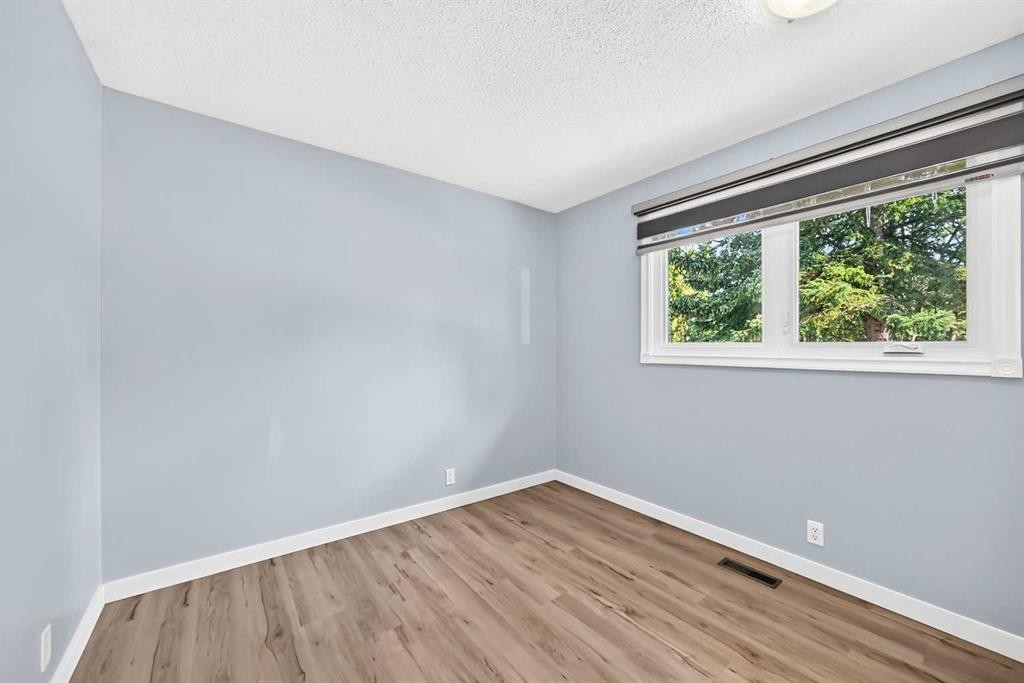 32 Macewan Park Link Nw, Calgary, AB - Indoor Photo Showing Other Room