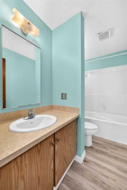 32 Macewan Park Link Nw, Calgary, AB - Indoor Photo Showing Bathroom