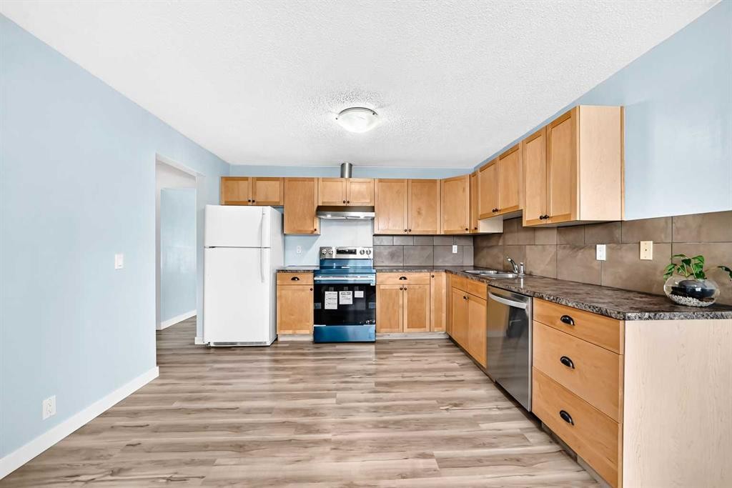 32 Macewan Park Link Nw, Calgary, AB - Indoor Photo Showing Kitchen