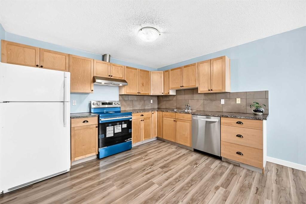 32 Macewan Park Link Nw, Calgary, AB - Indoor Photo Showing Kitchen With Double Sink