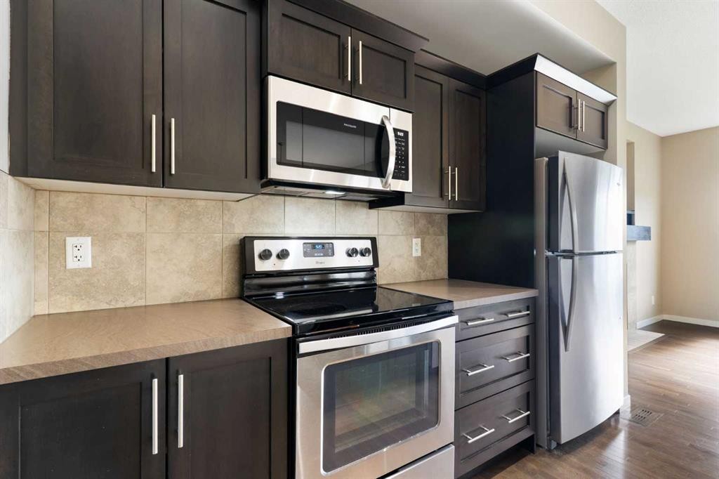 638 River Heights Crescent, Cochrane, AB - Indoor Photo Showing Kitchen