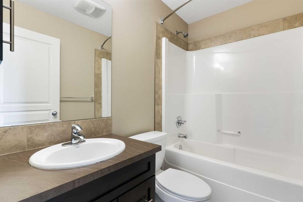638 River Heights Crescent, Cochrane, AB - Indoor Photo Showing Bathroom