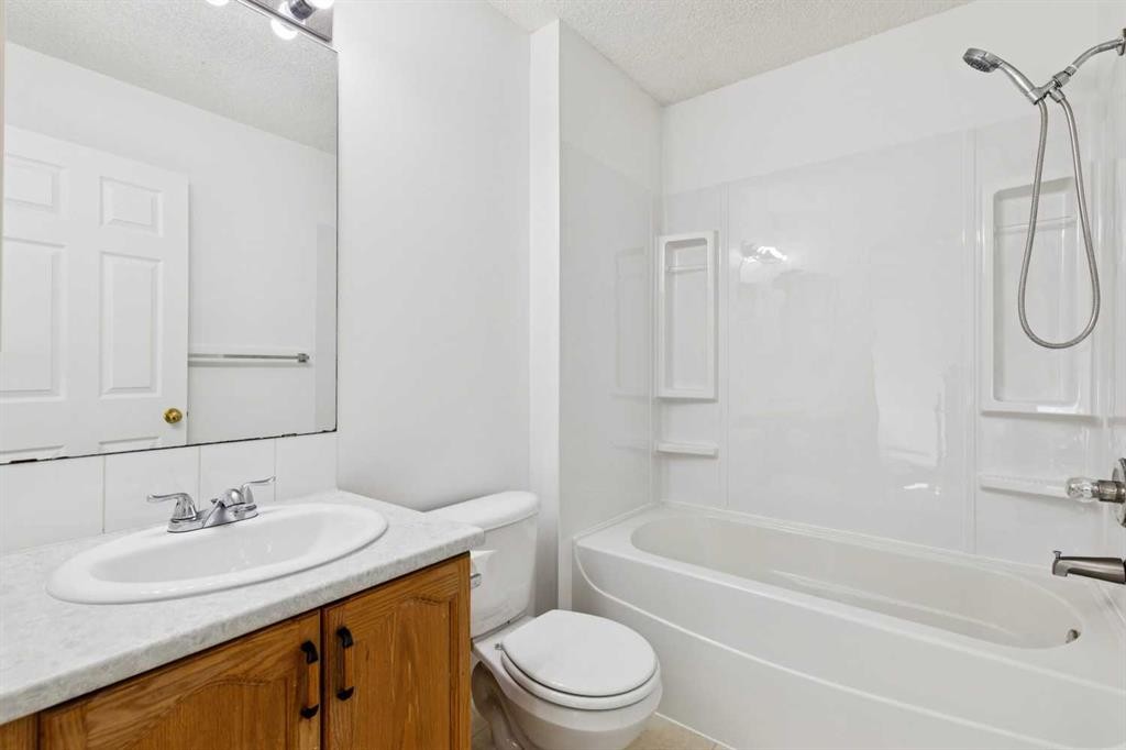 25 Coville Gardens Ne, Calgary, AB - Indoor Photo Showing Bathroom