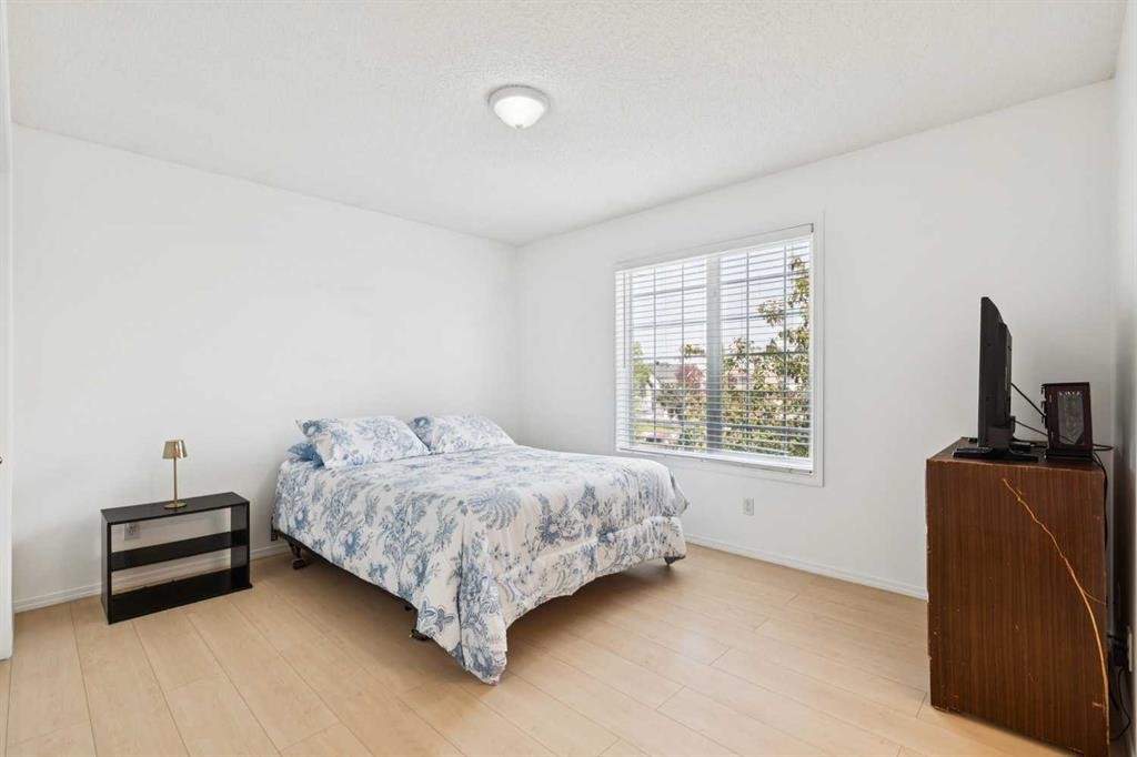 25 Coville Gardens Ne, Calgary, AB - Indoor Photo Showing Bedroom