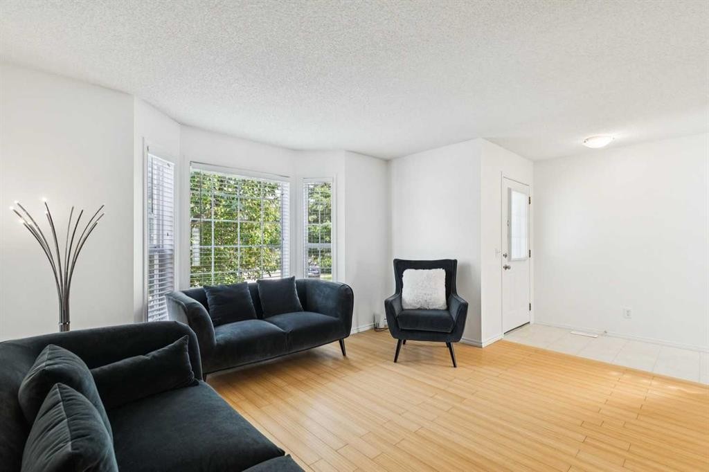 25 Coville Gardens Ne, Calgary, AB - Indoor Photo Showing Living Room