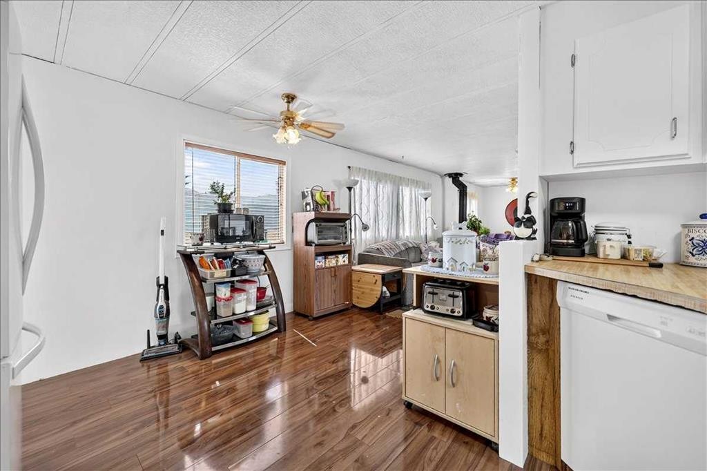 88 Big Hill Way Se, Airdrie, AB - Indoor Photo Showing Kitchen