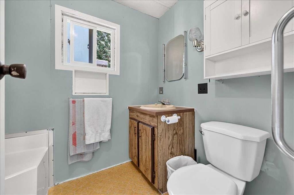 88 Big Hill Way Se, Airdrie, AB - Indoor Photo Showing Bathroom