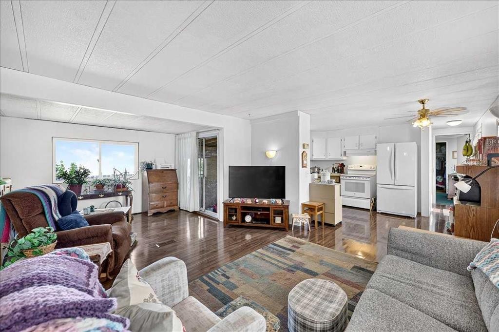88 Big Hill Way Se, Airdrie, AB - Indoor Photo Showing Living Room