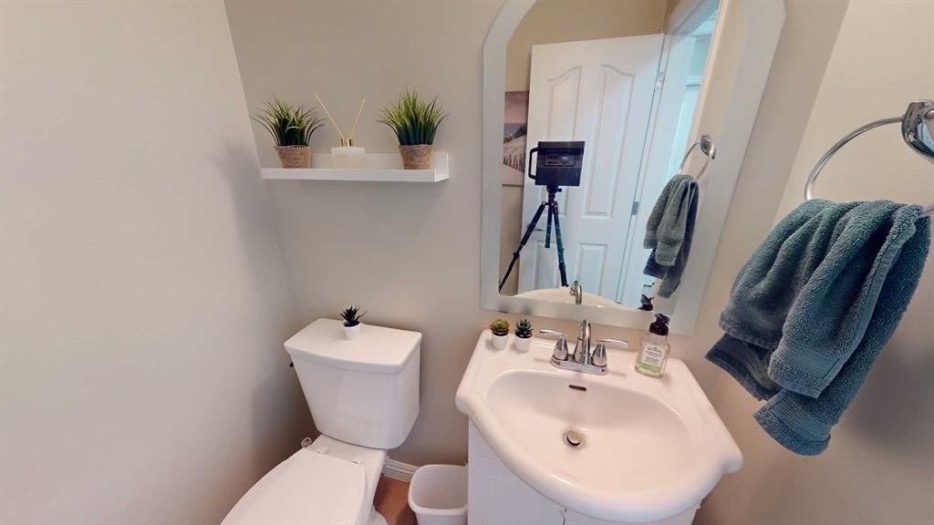47 Chapman Circle Se, Calgary, AB - Indoor Photo Showing Bathroom