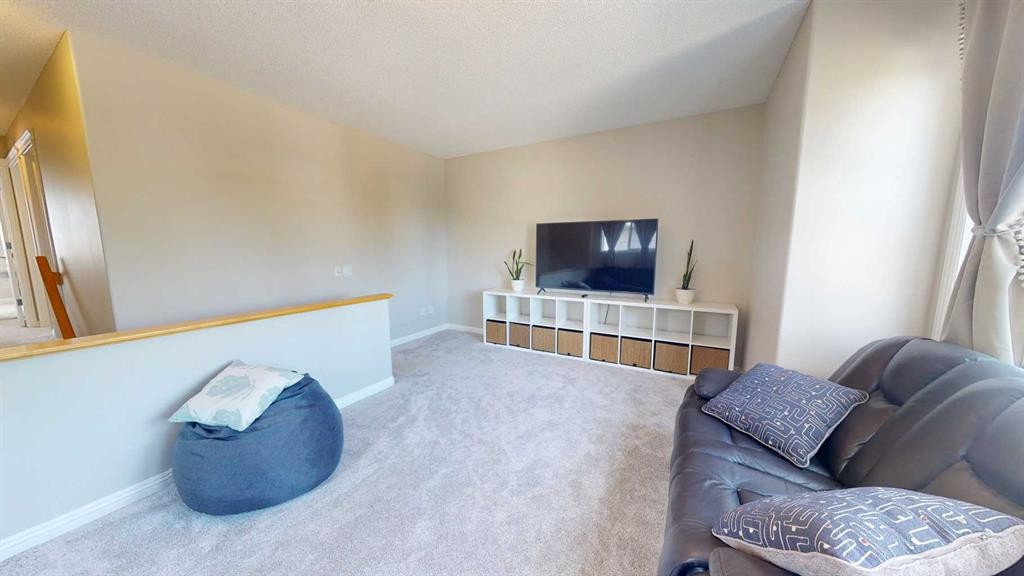 47 Chapman Circle Se, Calgary, AB - Indoor Photo Showing Living Room