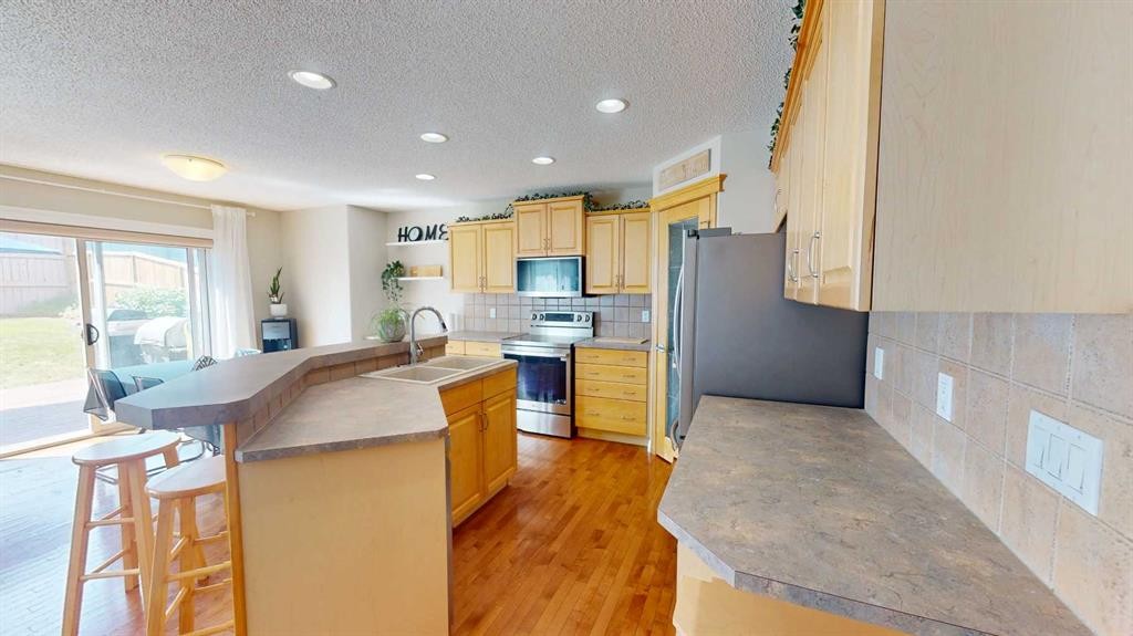 47 Chapman Circle Se, Calgary, AB - Indoor Photo Showing Kitchen With Double Sink