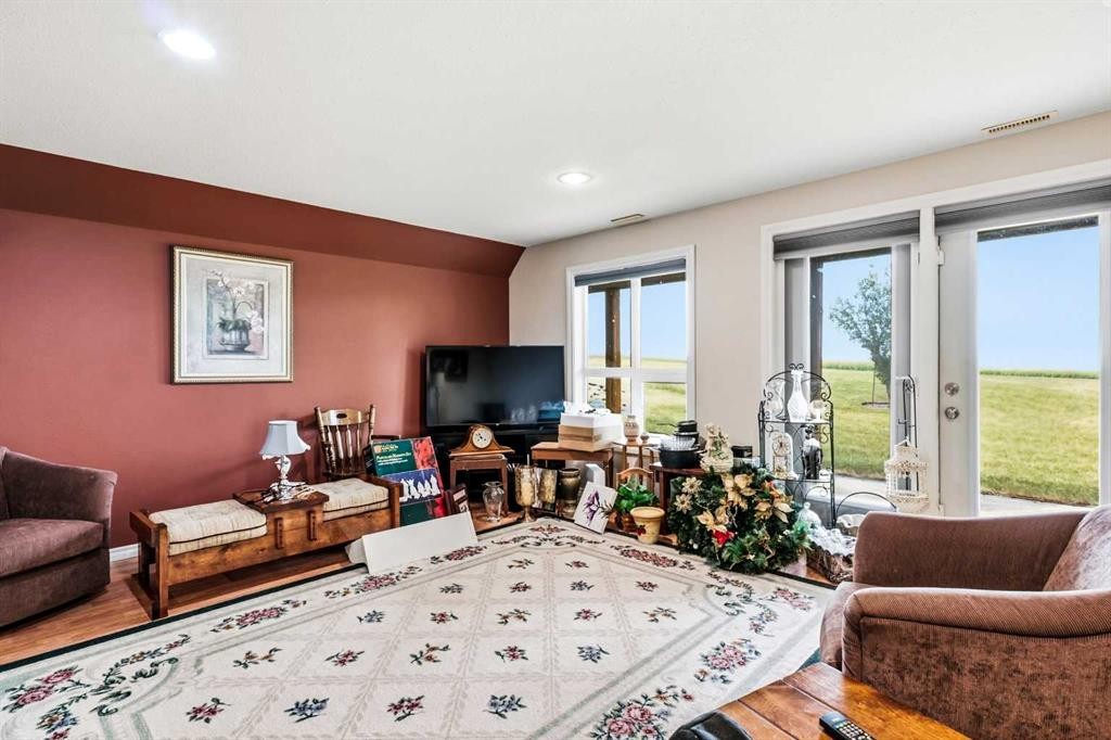 34055 Range Road 24, Rural Mountain View County, AB - Indoor Photo Showing Living Room