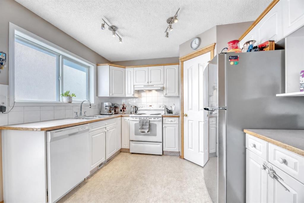 118 Tarington Close Ne, Calgary, AB - Indoor Photo Showing Kitchen