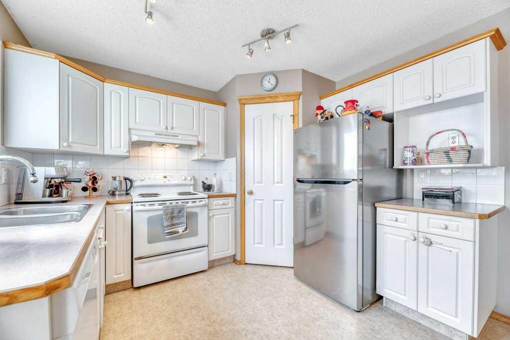 118 Tarington Close Ne, Calgary, AB - Indoor Photo Showing Kitchen With Double Sink