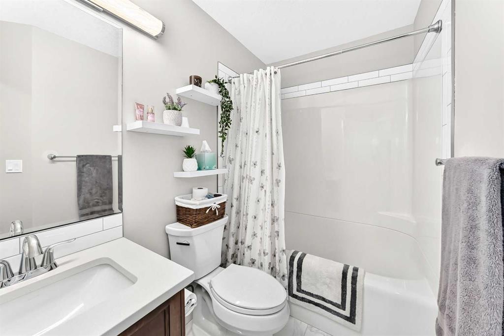152 Royal Oak Terrace Nw, Calgary, AB - Indoor Photo Showing Bathroom