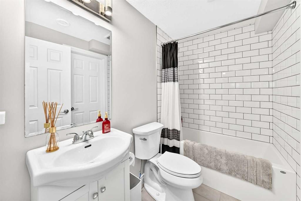 152 Royal Oak Terrace Nw, Calgary, AB - Indoor Photo Showing Bathroom