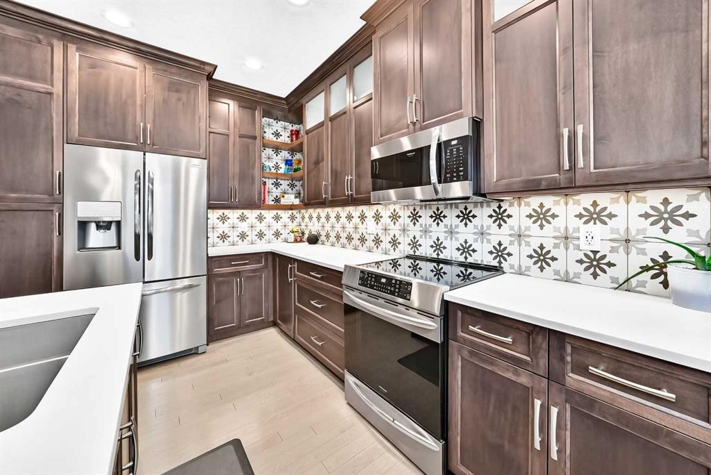 152 Royal Oak Terrace Nw, Calgary, AB - Indoor Photo Showing Kitchen With Upgraded Kitchen