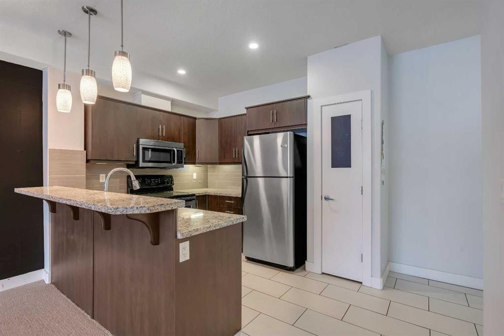 105-320 12 Avenue Ne, Calgary, AB - Indoor Photo Showing Kitchen With Upgraded Kitchen