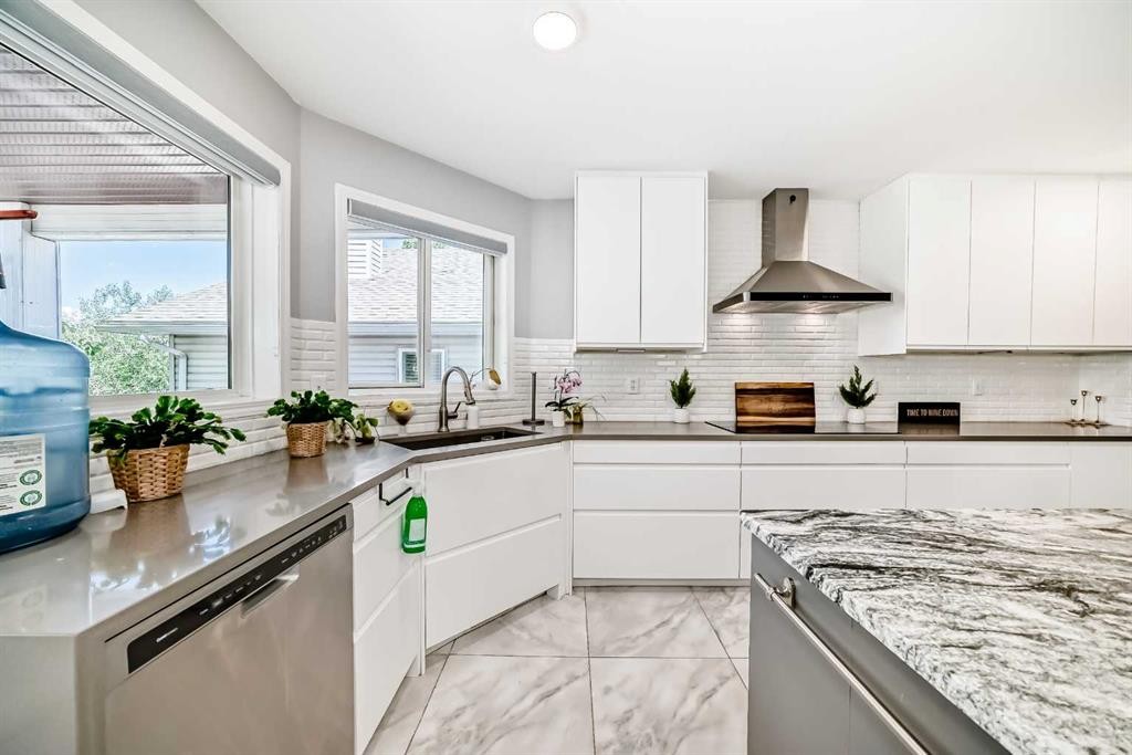 382 Cove Road, Chestermere, AB - Indoor Photo Showing Kitchen