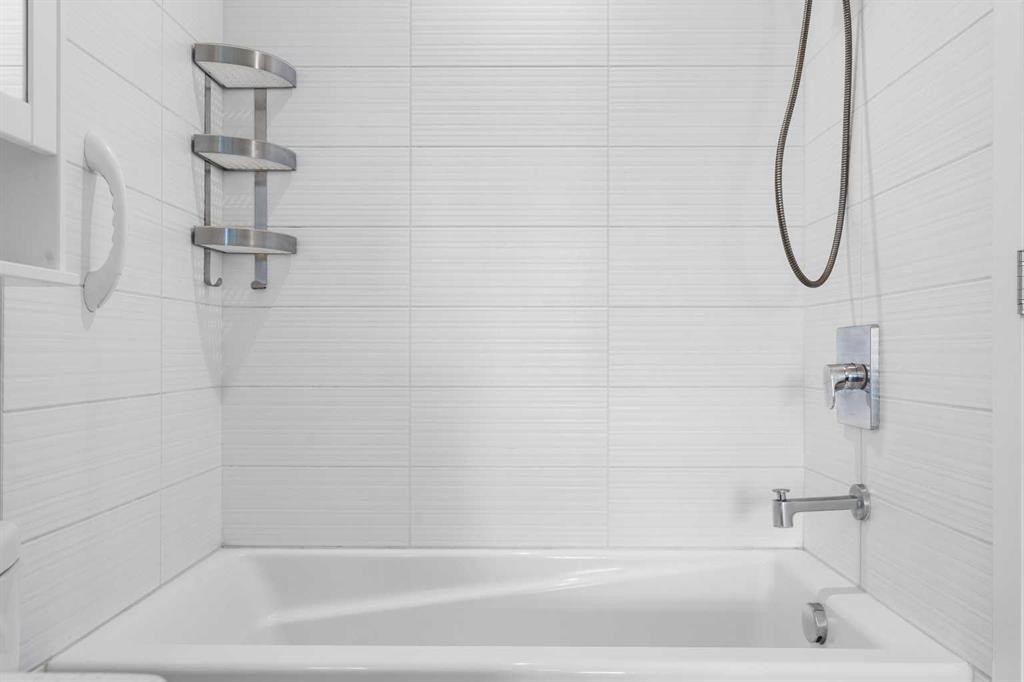 411-28 Auburn Bay Link Se, Calgary, AB - Indoor Photo Showing Bathroom