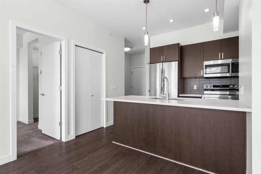 411-28 Auburn Bay Link Se, Calgary, AB - Indoor Photo Showing Kitchen With Upgraded Kitchen