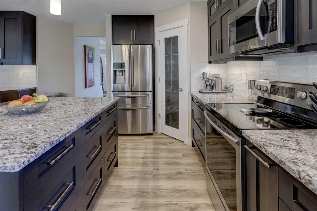 8 Canoe Road Sw, Airdrie, AB - Indoor Photo Showing Kitchen With Stainless Steel Kitchen With Upgraded Kitchen