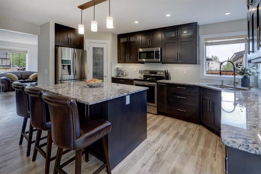 8 Canoe Road Sw, Airdrie, AB - Indoor Photo Showing Kitchen With Stainless Steel Kitchen With Upgraded Kitchen