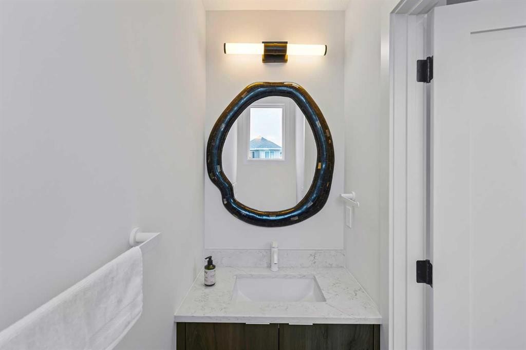872 Sora Boulevard Se, Calgary, AB - Indoor Photo Showing Bathroom