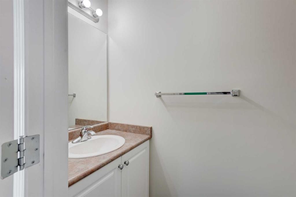 34 Eversyde Common Sw, Calgary, AB - Indoor Photo Showing Bathroom