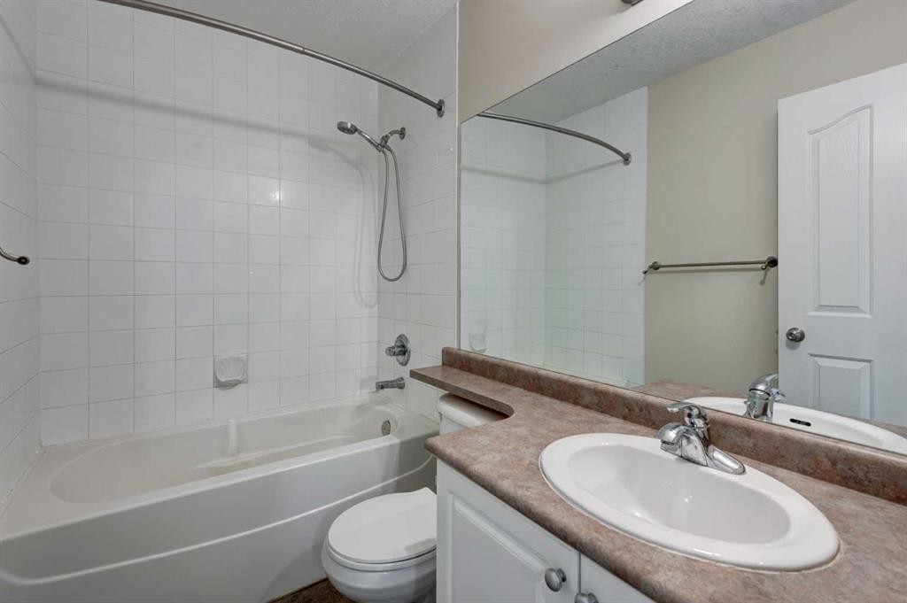 34 Eversyde Common Sw, Calgary, AB - Indoor Photo Showing Bathroom