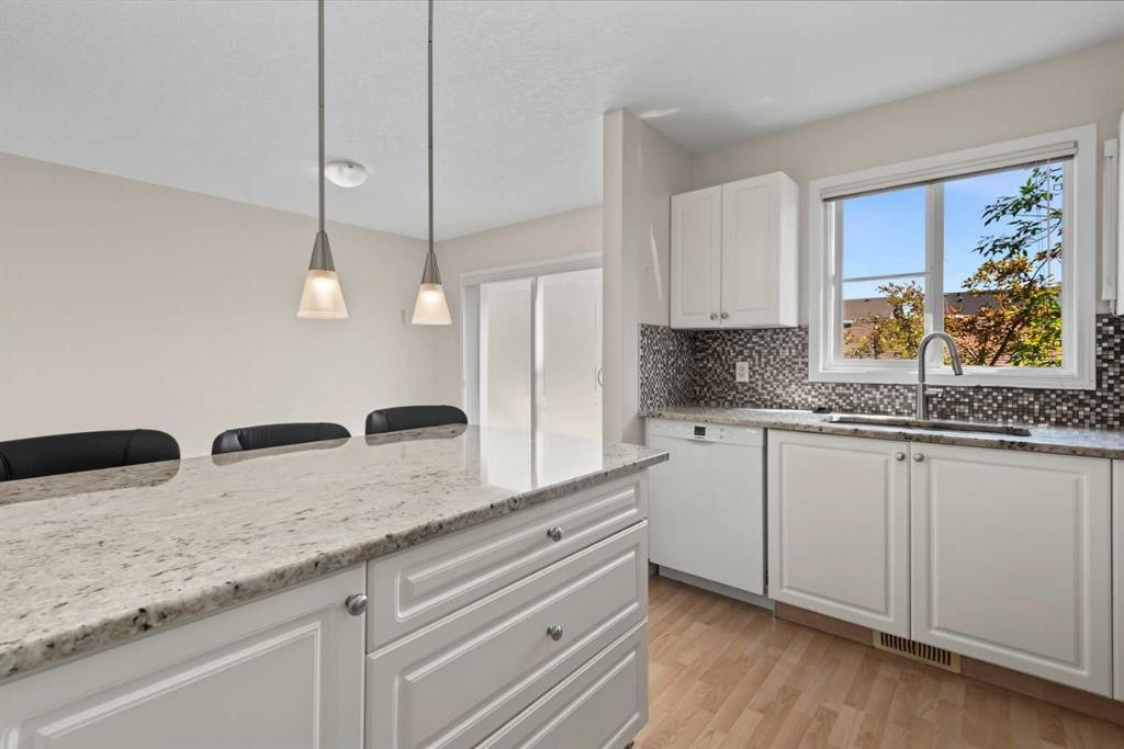 34 Eversyde Common Sw, Calgary, AB - Indoor Photo Showing Kitchen