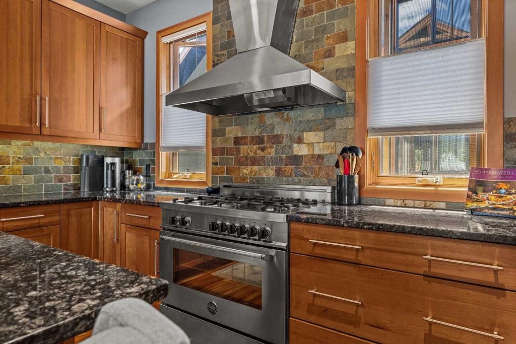 8-511 6Th Avenue, Canmore, AB - Indoor Photo Showing Kitchen