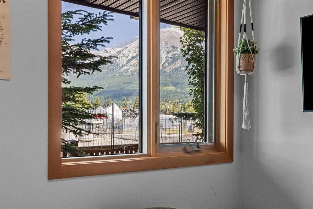 8-511 6Th Avenue, Canmore, AB - Indoor Photo Showing Other Room