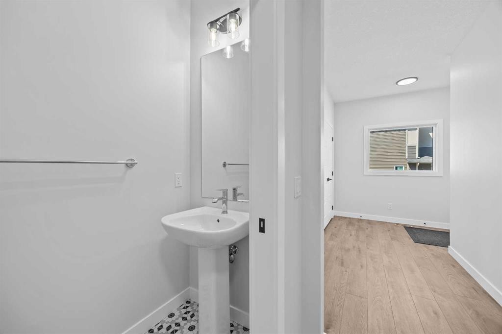 35 Creekside Rise Sw, Calgary, AB - Indoor Photo Showing Bathroom
