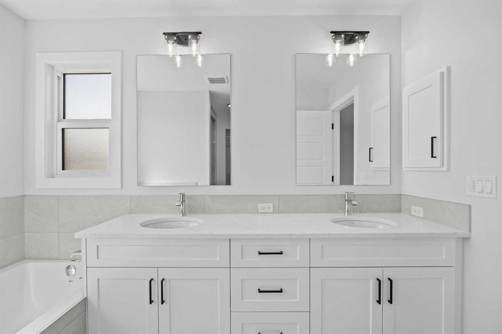35 Creekside Rise Sw, Calgary, AB - Indoor Photo Showing Bathroom