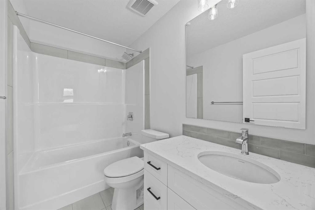 35 Creekside Rise Sw, Calgary, AB - Indoor Photo Showing Bathroom
