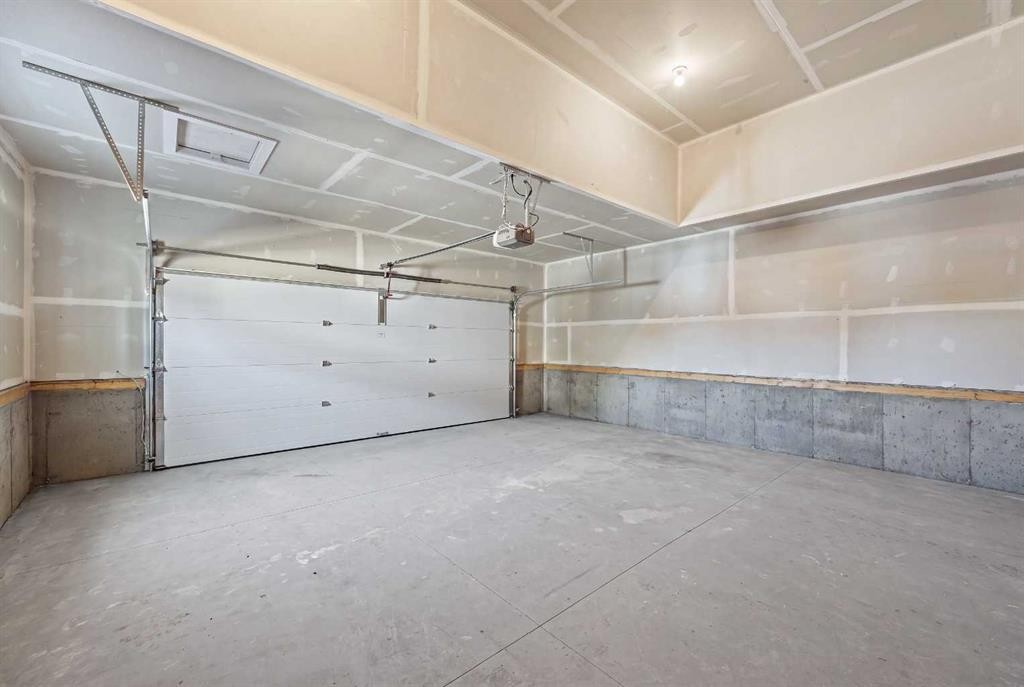 35 Creekside Rise Sw, Calgary, AB - Indoor Photo Showing Garage