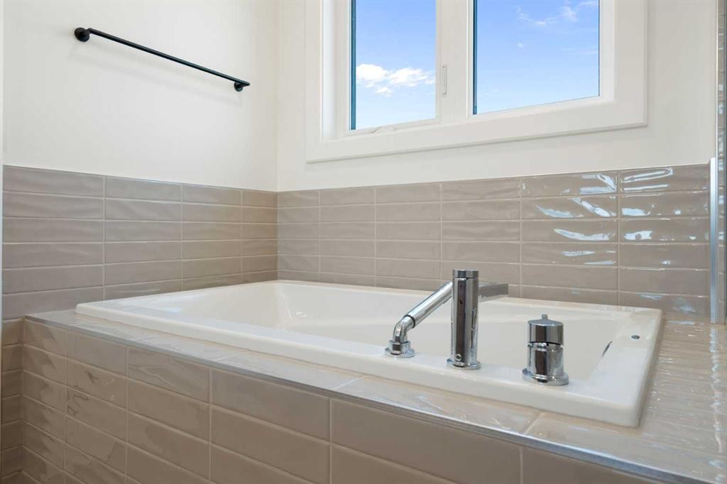 331 Rivercrest Road, Cochrane, AB - Indoor Photo Showing Bathroom