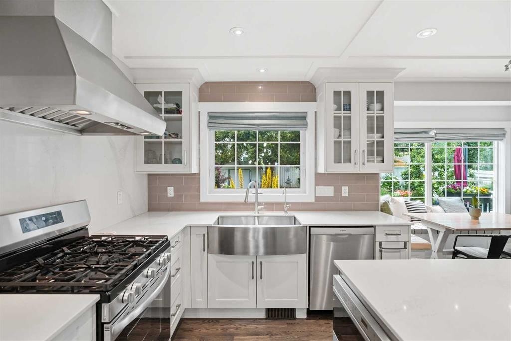 606 Schubert Place Nw, Calgary, AB - Indoor Photo Showing Kitchen With Double Sink