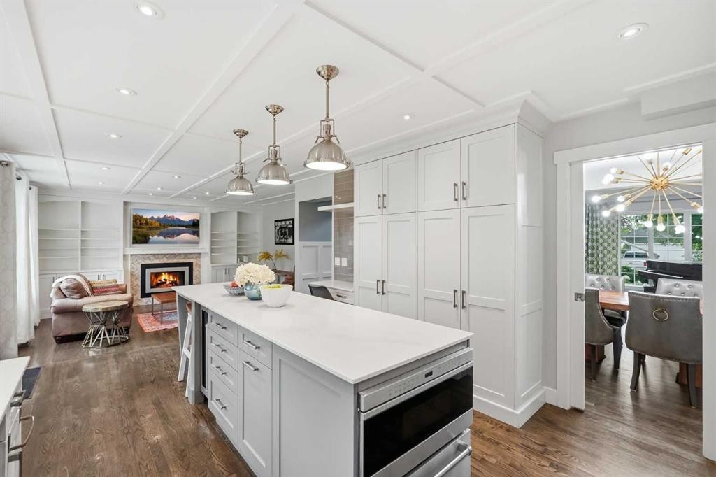 606 Schubert Place Nw, Calgary, AB - Indoor Photo Showing Kitchen With Upgraded Kitchen
