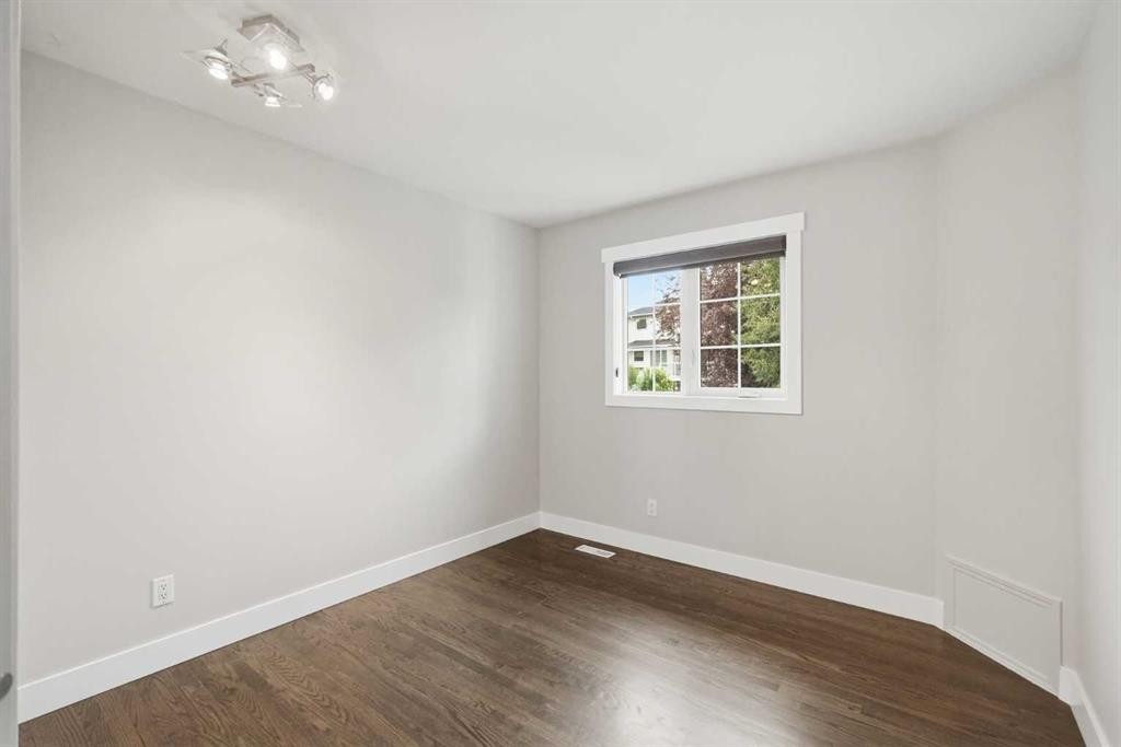 606 Schubert Place Nw, Calgary, AB - Indoor Photo Showing Other Room